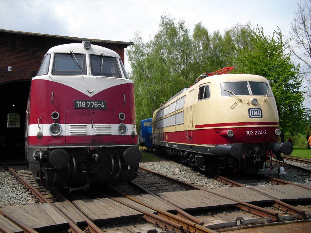 118 776-4 der ehem. Deutschen Reichsbahn und 103 224-2 der ehem. Deutschen Bundesbahn nebeneinander. Beim BW Fest in Schwarzenberg, am 16.05.10.