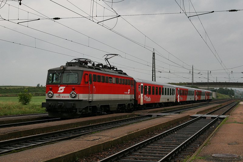 11.8.09 Die Westbahn... Das Taurus Eldorado! Wie gut, dass es die Regionalzge gibt, da bringen die 42er und 44er wenigstens ein bisschen Abwechslung in den Alltag. Heute bespannte die 1142 693 den R 2016 von Rekawinkel nach St. Plten.
