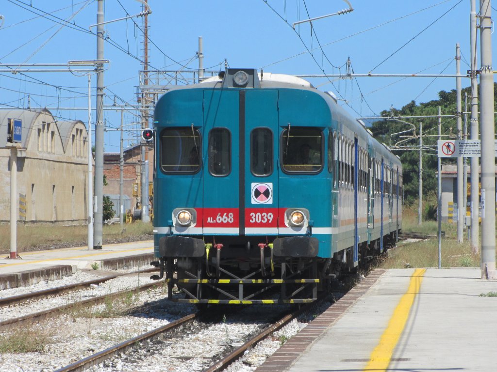 11.8.2011 13:43 FS ALn 668-3039, ALn 668-3014 und ALn 668-3102 als Leerzug bei der Einfahrt in den Bahnhof S.Agata di Militello.