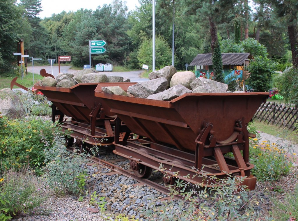11.8.2013 Althttendorf. 2 Loren als Andenken an eine ehemalige Werksbahn (600mm)