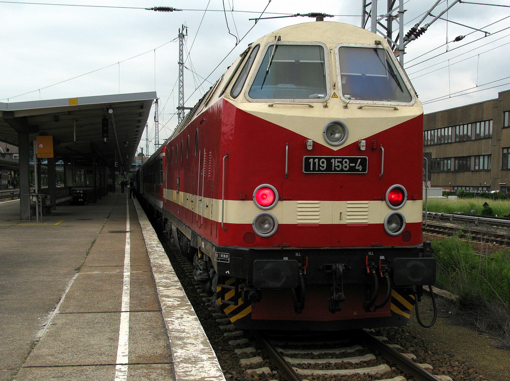 119 158-4 der Berliner Dampflokfreunde darf sich mit einem aus ganz Deutschland zusammengesammelten ILA-Shuttle auf die Abfahrt vorbereiten.