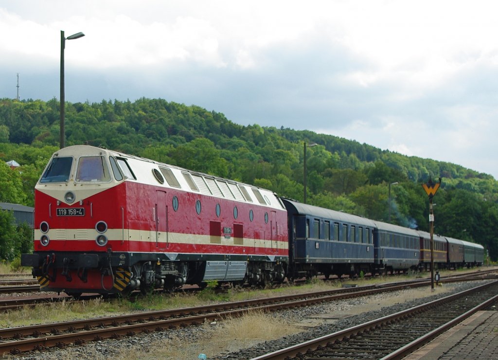 119 158-4 hat sich wieder an ihren Sonderzug gesetzt und verweilt bis zur abfahrt noch ein bisschen im Bahnhof Meiningen. Aufgenommen am 04.09.2010.