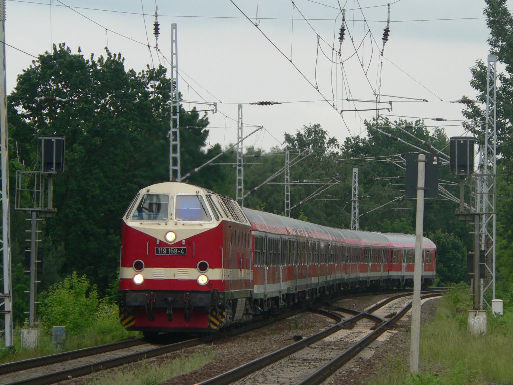 119 158-4 mit dem ILA-Shuttle von Schnefeld nach Lichtenberg in der Berliner Wuhlheide, 12.6.2010