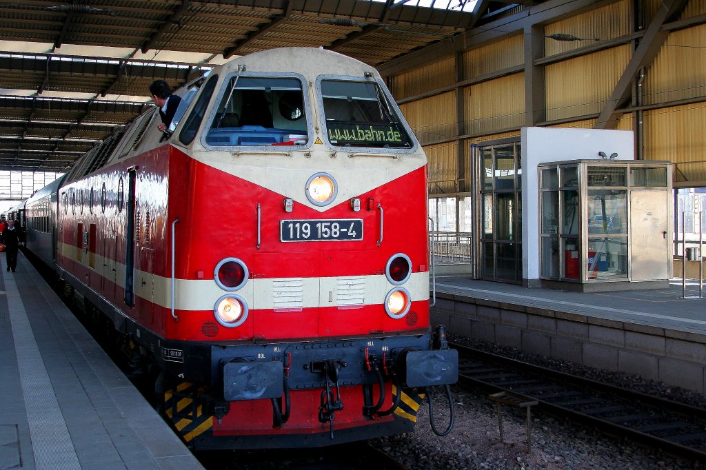 119 158 am 26.02.2011 vor dem Historischen Schnellzug des Traditionszug