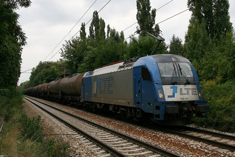 11.9.09 Die Verbindungsbahn birgt immer wieder kleine berraschungen, wie auch heute die 1216 910 mit dem RID 47982 von Gro Schwechat nach Passau beweist.