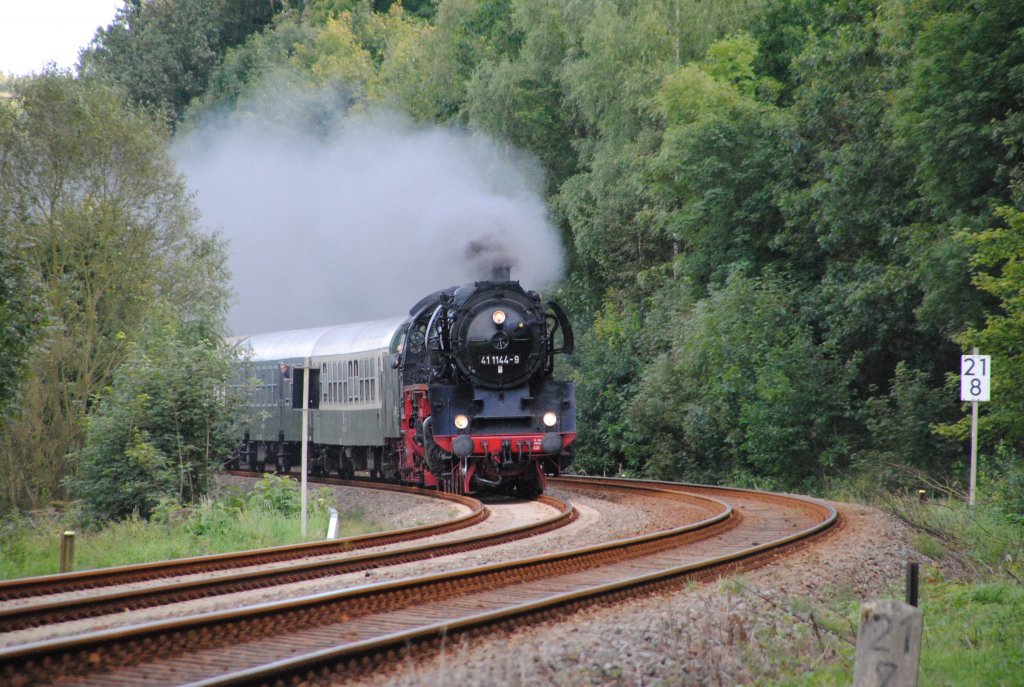11.9.2010 16:47 Baureihe 41 1144-9 vom IGE ,,Werrabahn Eisenach`` e.V. mit dem Elstertal-Express aus Cheb nach Gera kurz vor dem Bahnhof Oelsnitz(Vogtland).