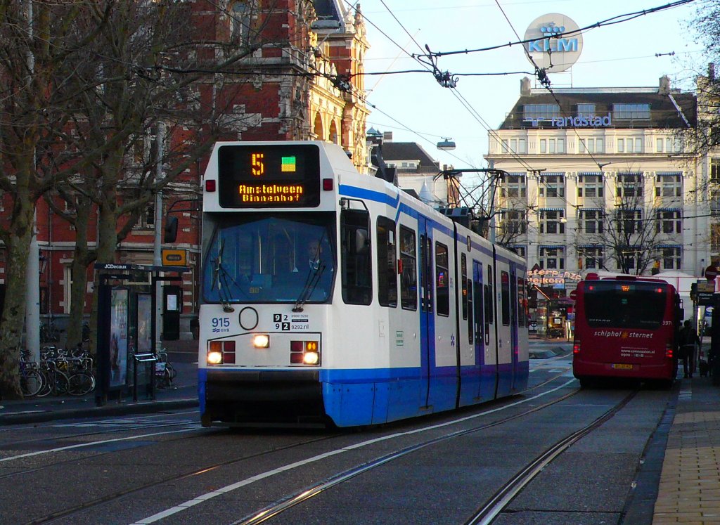 11G Zweirichtungstram Nr. 915 auf die Linie 5 beim Leidseplein am 24.Dez.2011