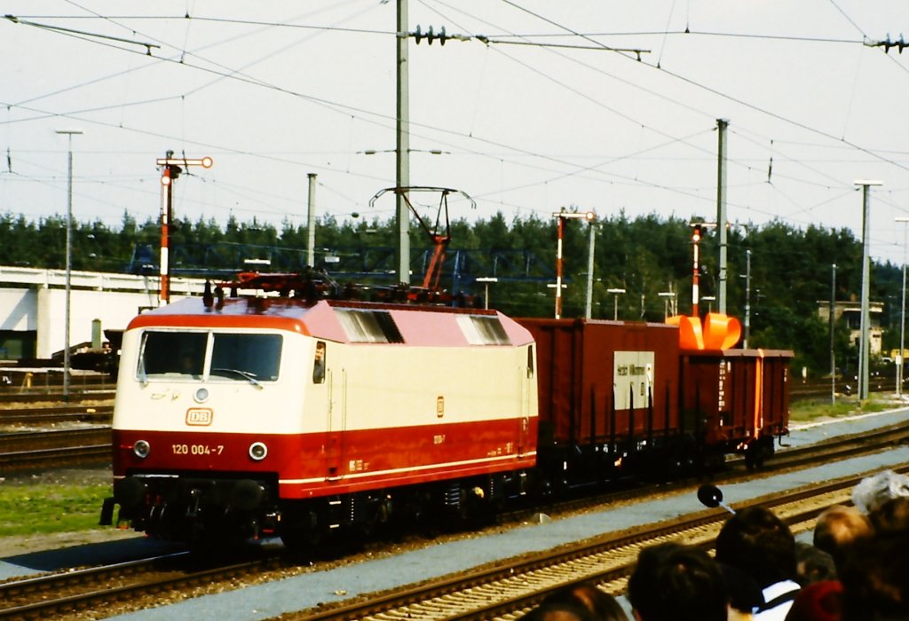 120 004-7 auf der Fahrzeugparade  Vom Adler bis in die Gegenwart , die im September 1985 an mehreren Wochenenden in Nrnberg-Langwasser zum 150jhrigen Jubilum der Eisenbahn in Deutschland stattgefunden hat.