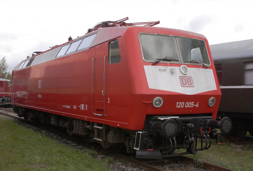 120 005 am 08.10.2011 ausgestellt auf dem Gel�nde des ehemaligen Bw und jetzigen Eisenbahnmuseums Weimar, anl��lich des dort stattfindenden Eisenbahnfestes.