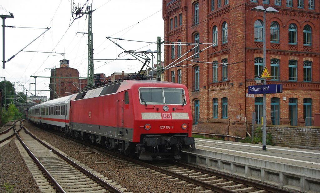 120 101-1 bei schiebend bei der Abfahrt mit ihrem IC aus dem Bahnhof Schwerin. Aufgenommen am 08.08.2010.