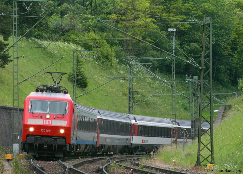 120 101-1 mit dem IC 182 (Zrich HB-Frankfurt(Main)Hbf) in Hattingen 22.6.10