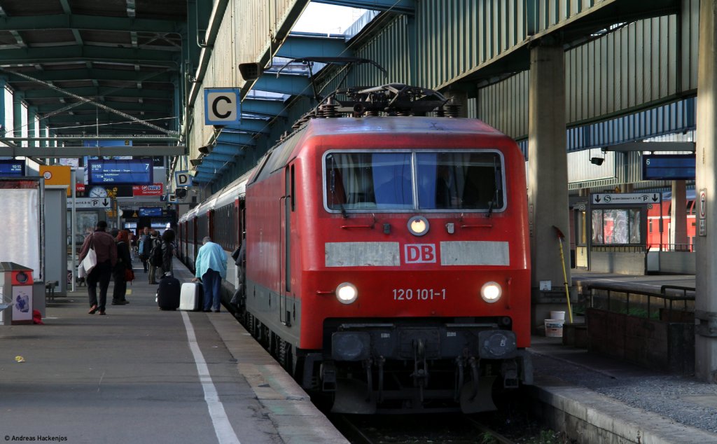 120 101-1 mit dem IC 183 (Stuttgart Hbf-Z�rich HB) in Stuttgart 15.10.11