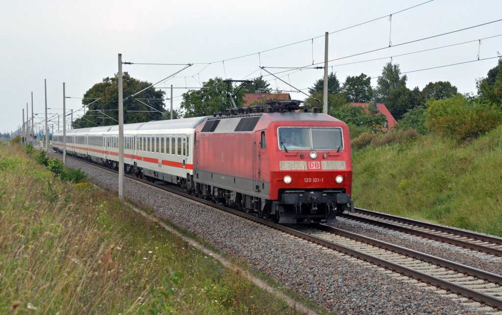 120 101 zog am 01.09.11 den IC 2049 durch Arensdorf Richtung Halle(S), Ziel ist Leipzig.