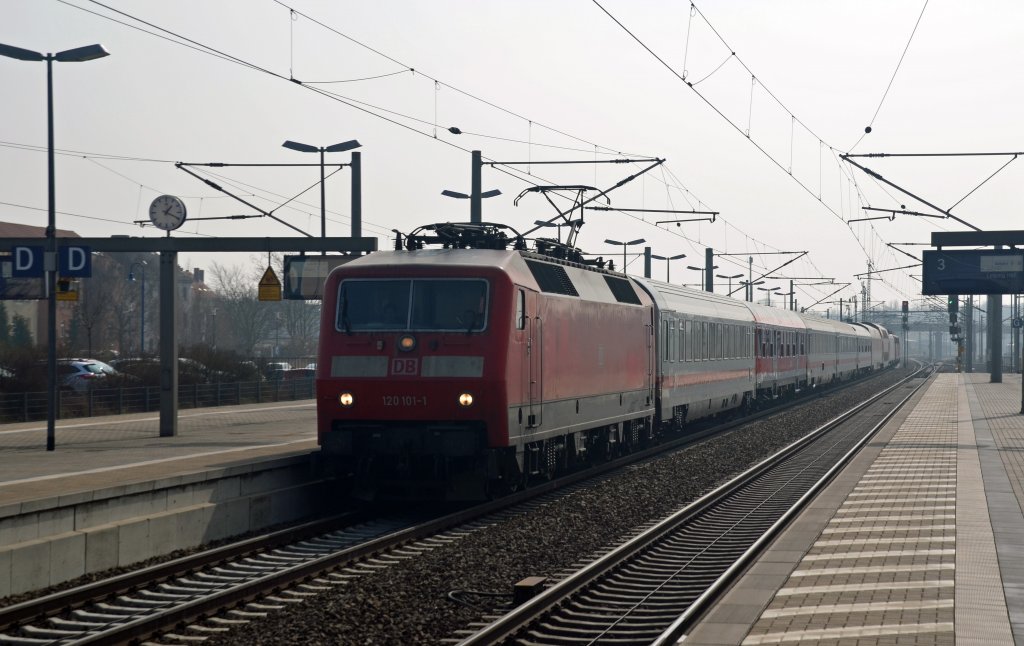 120 101 zog am 15.03.12 den PbZ 2466 durch Bitterfeld Richtung Dessau.