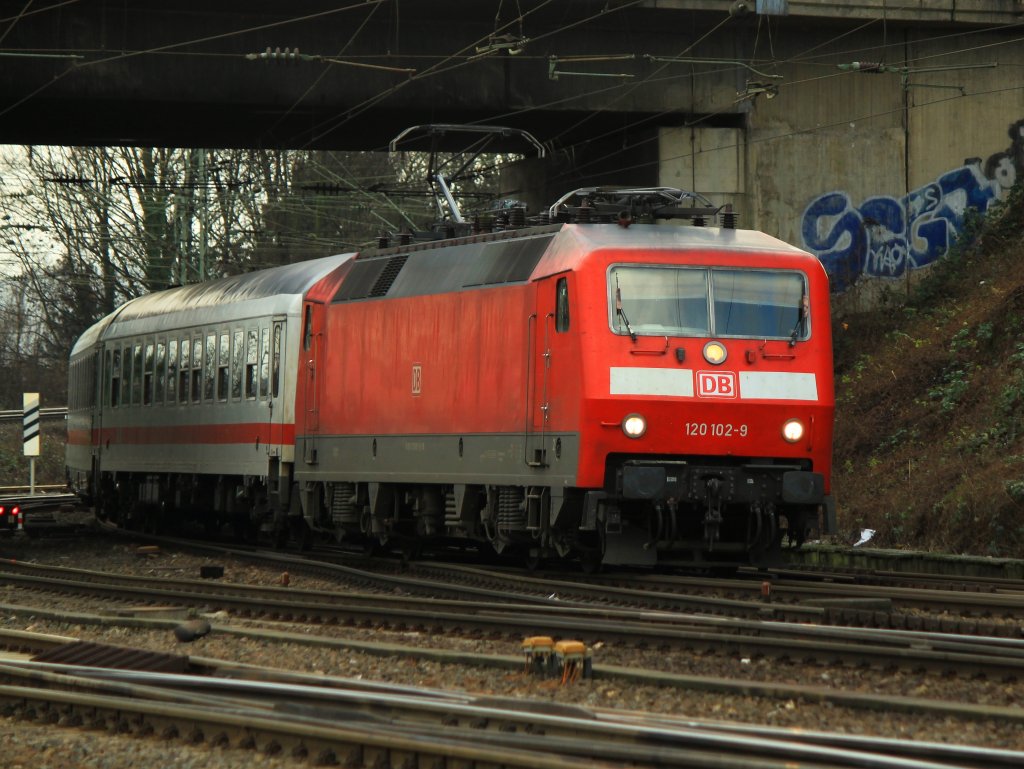 120 102-9 am 13.01.2012 mit einem IC am Haken unter der Br�cke Turmstrasse in Aachen West.