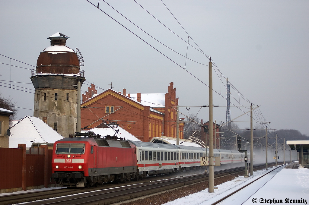 120 102-9 mit dem IC 1917 von Berlin Sdkreuz nach Karlsruhe Hbf in Rathenow. 29.01.2012