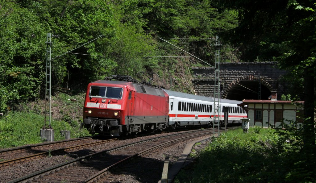 120 102-9 mit dem IC 2370  Schwarzwald  (Konstanz-Hamburg Altona) bei Niederwasser 26.5.12