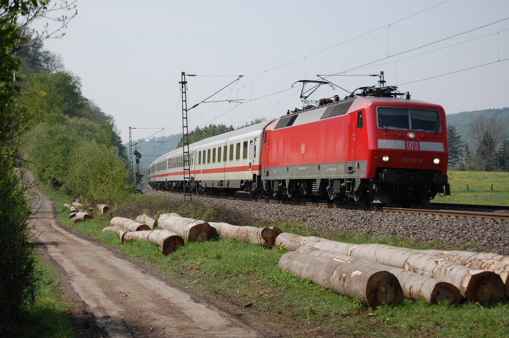120 102-9 mit IC 2259 Kln Hbf - Leipzig Hbf hier kurz vor Altenbeken, 29.04.2011.
