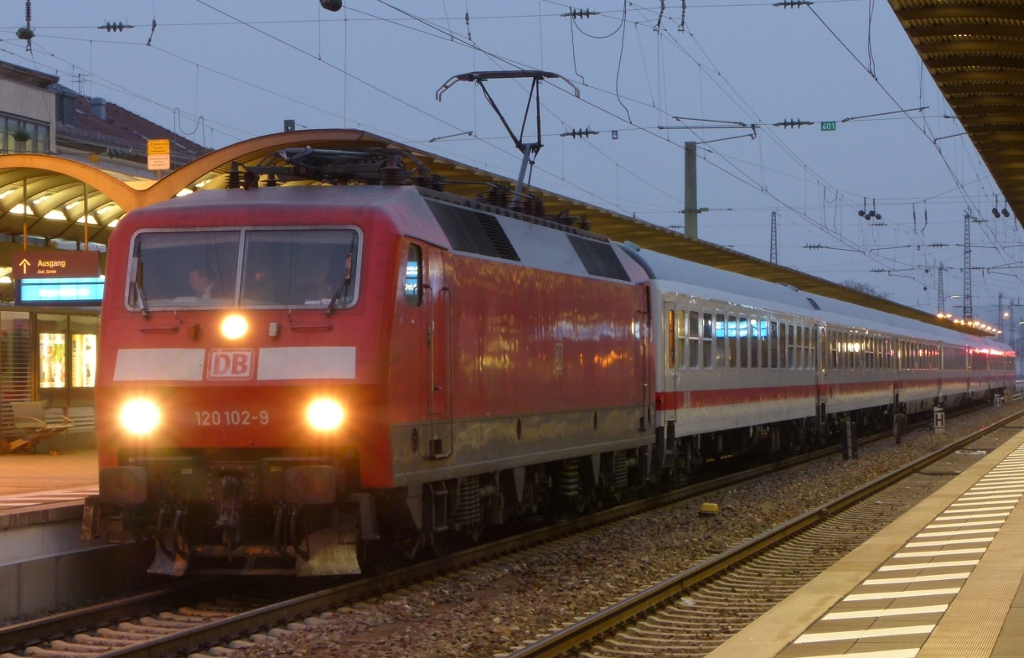 120 102-9 steht mit dem IC 2054 am 30.01.2012 in Kaiserslautern