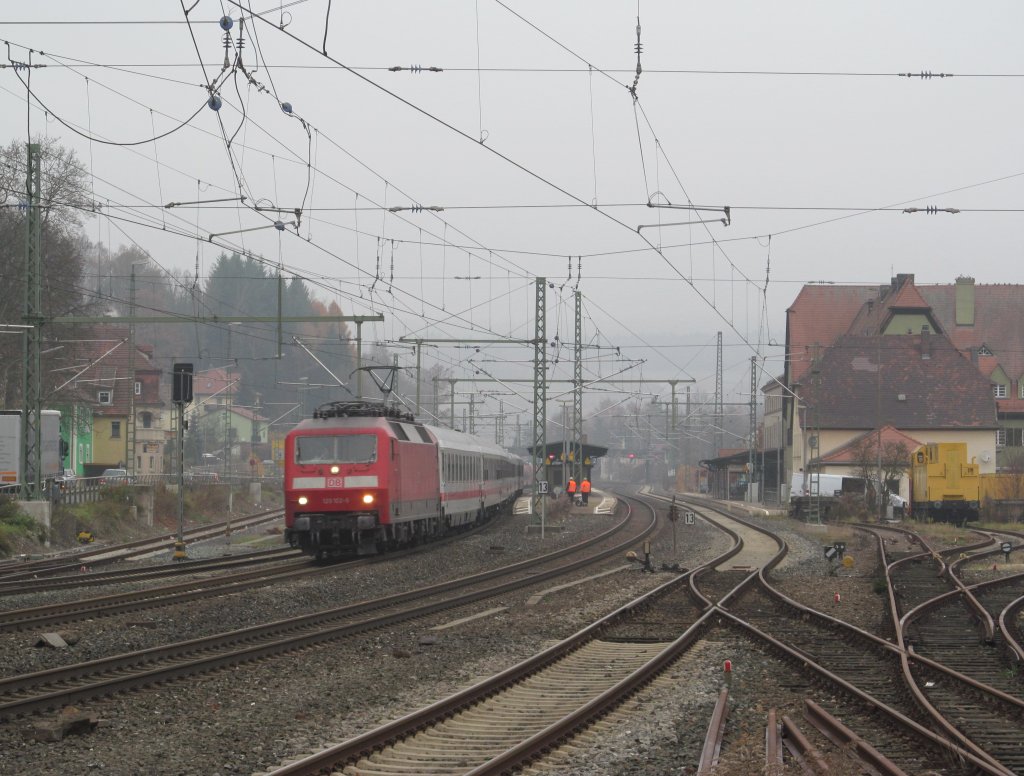 120 102-9 zieht am 15. November 2012 IC 1105 durch Kronach.