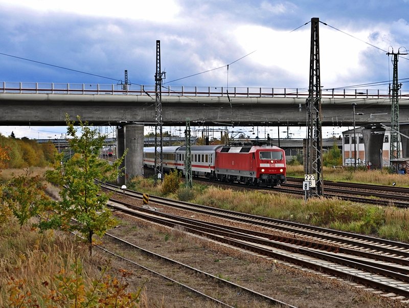 120 102 am 18.10.09 kurz vor dem Bf Stralsund
