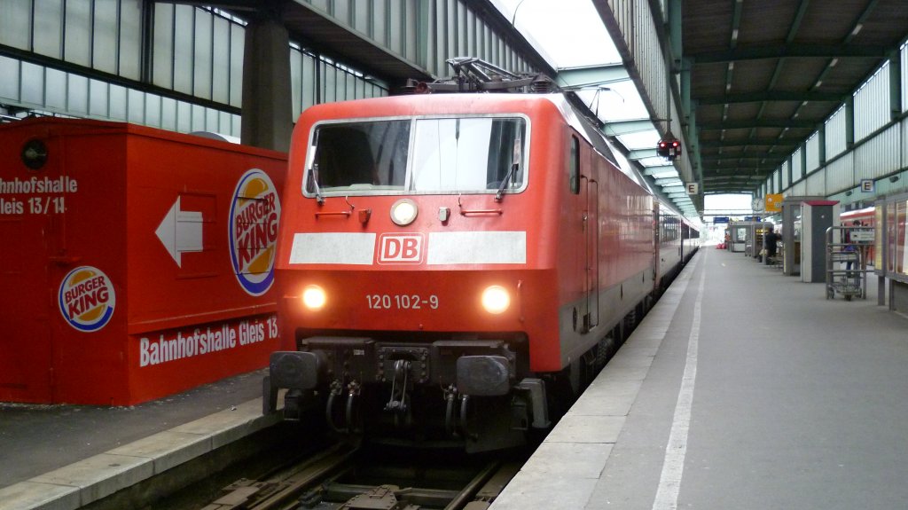 120-102 erhlt am 15.5.10 mit IC 184 aus Zrich Einfahrt im Stuttgarter Hbf.