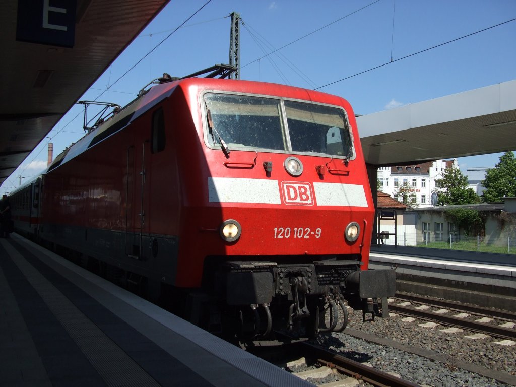 120 102 mit dem IC 1915 nach Stuttgart. Aufgenommen am 12. Juni 2010 in Bielefeld.