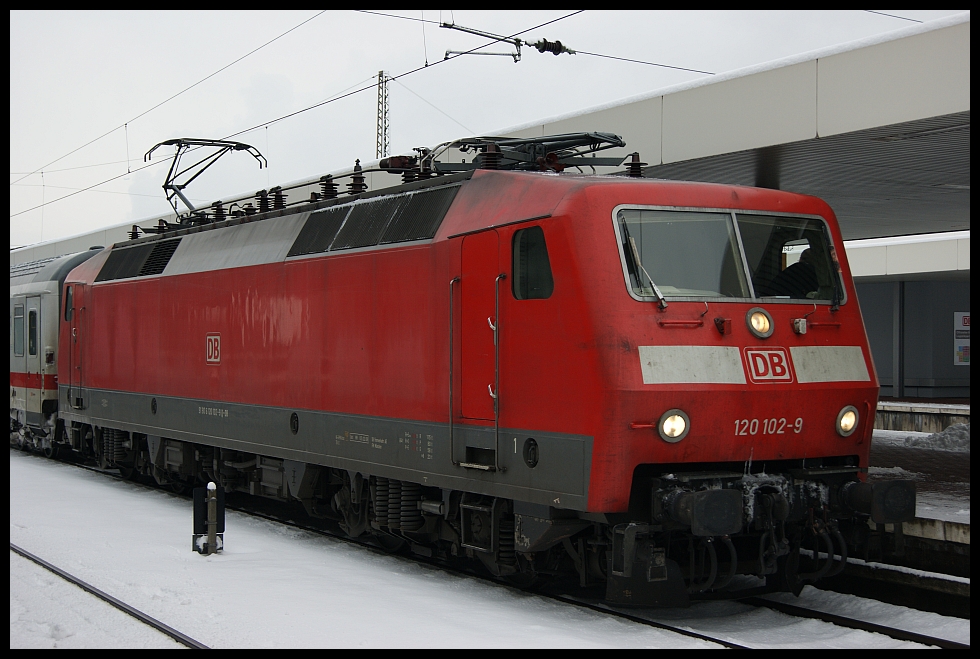 120 102 mit dem IC1922 am 19.12.2010 in Duisburg Hbf (Lokpartraitaufnahme)