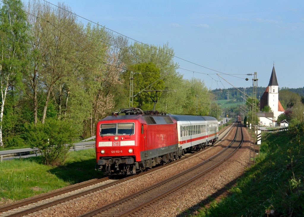 120 102 mit der Leerwagenberfhrung des IC „Rottaler Land“ von Passau nach Mnchen am 23.04.2011 bei Hausbach.