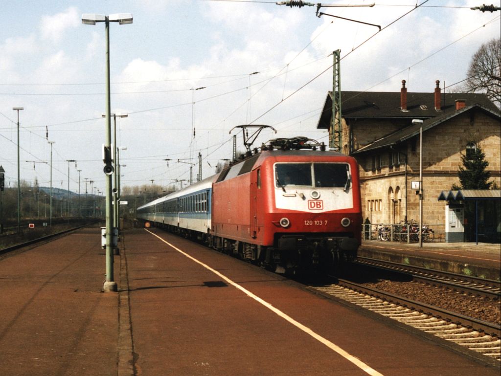 120 103-7 mit IC-zug auf Bahnhof Hasbergen am 23-4-2001. Bild und scan: Date Jan de Vries.