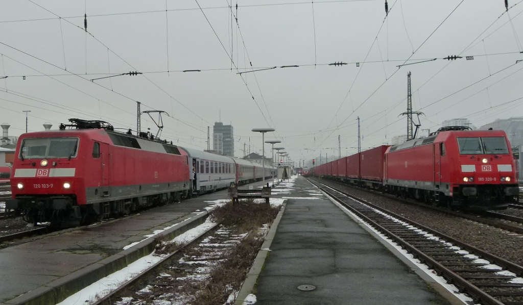 120 103-7 steht mit dem EN 452 Moskva - Paris Est am 14.02.2012 in Kaierslautern. Neben kommt 185 320-9 mit dem Opelzug.