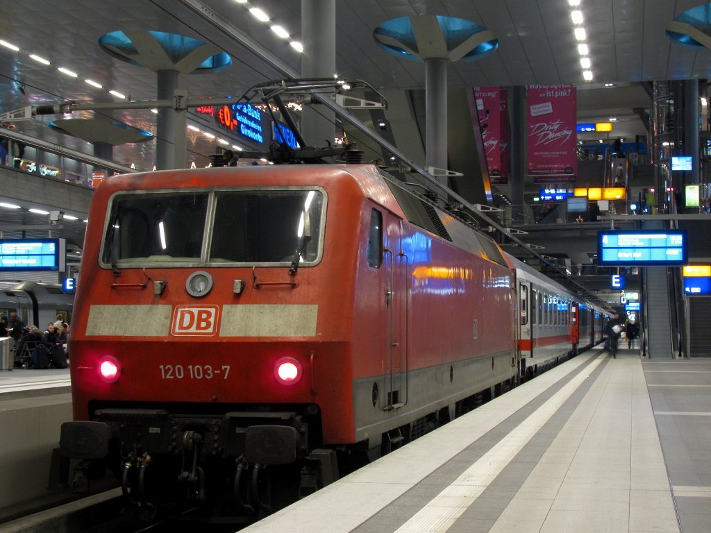 120 103-7 steht wie leicht zu erkennen mit einem IC in Richtung Erfurt am 5.12. im Berliner Hauptbahnhof bereit. 