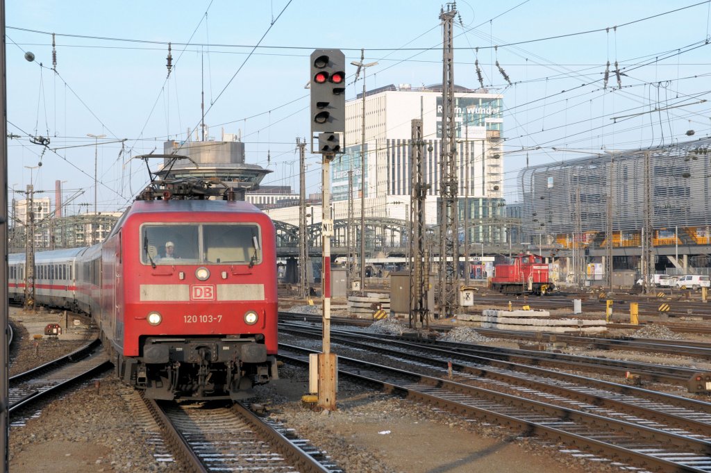 120 103 am 23.01.11 bei der Einfahrt in M�nchen Hbf