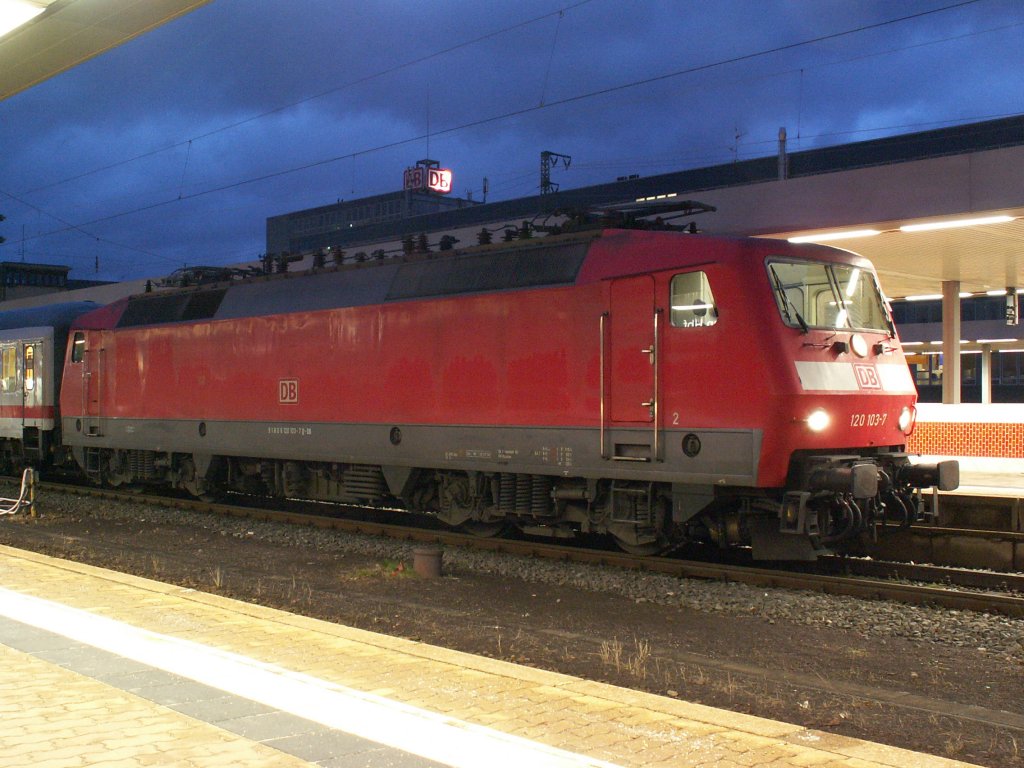 120 103 mit IC 2054 am 15.2.12 in Saarbr�cken