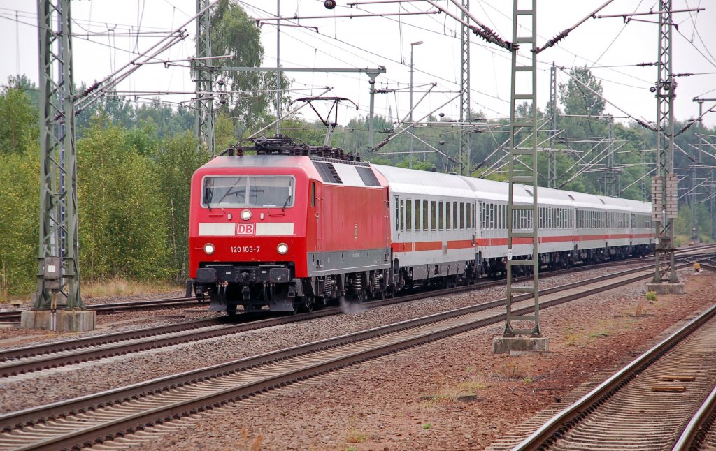 120 103 zieht am 04.07.10 den IC 1919 durch Muldenstein Richtung Berlin. Ist das Drukluft aus einer Bremse am Lokrahmen?