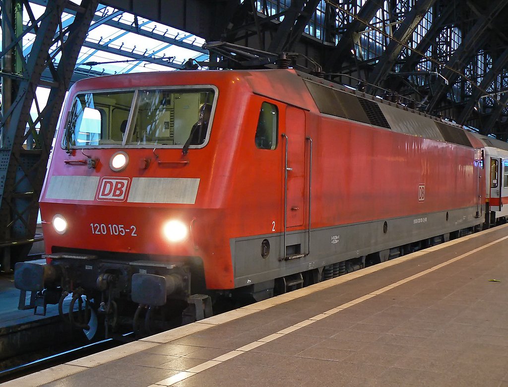 120 105-2 in K�ln Hbf mit IC am 16.12, auf Gleis 7 