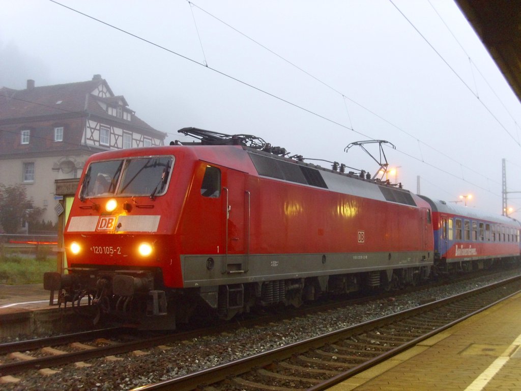 120 105-2 steht am 11. September 2010 mit einem Sonderzug nach Alt�tting auf Gleis 4 in Kronach.