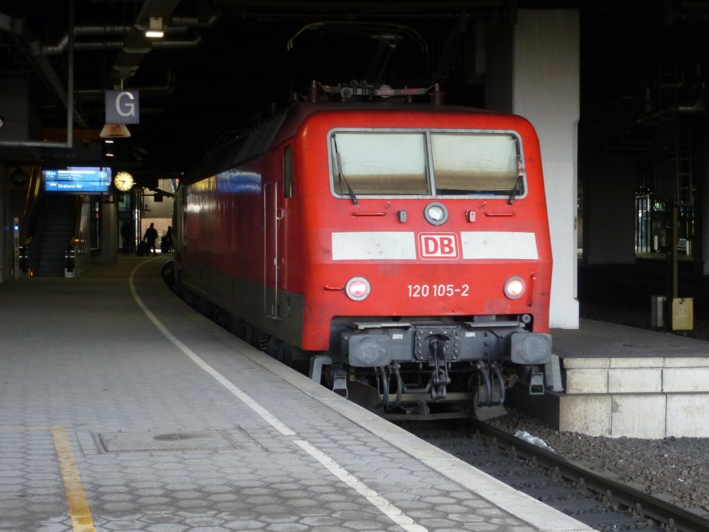 120 105-2 steht hier mit einem IC nach Stralsund Hauptbahnhof am 03.04.13 im Hamburger Hbf.