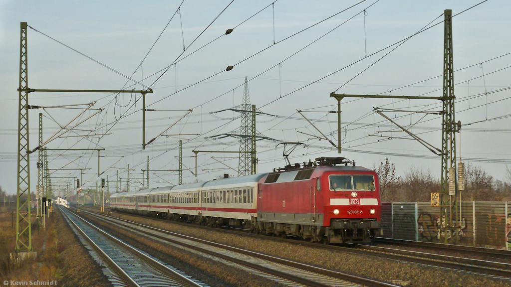 120 105-2 zieht heute ihren IC 2447 von Magdeburg nach Leipzig in umgekehrter Samstags-Wagenreihung, hier an der S-Bahn-Station Halle Messe. (26.11.2011)