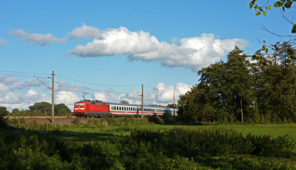 120 106-0 fuhr am 06.10.2012 mit dem IC 2435 von Emden-Auenhafen nach Leipzig, hier bei Nortmoor.