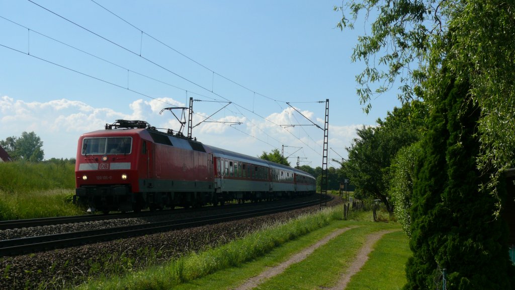 120 106 mit dem DZ 13992 N�rnberg Hbf- Basel Bad Bf. am 18.5. in Kollmarsreuthe.