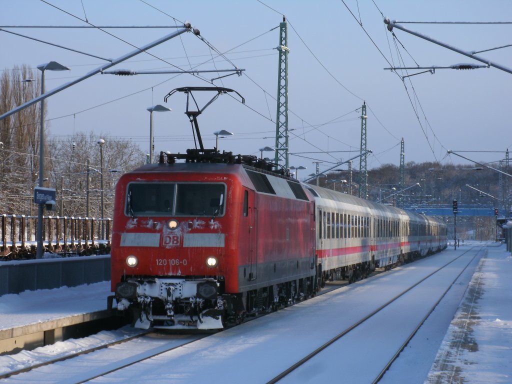120 106,am 04.Februar 2012,mit dem IC 2356 von Binz nach Frankfurt/Main in Bergen/Rgen.