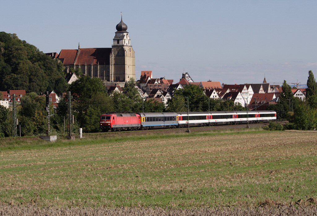 120 108-6 mit einem IC von Zrich nach Stuttgart vor der Stiftskirche Herrenberg, 10.08.11