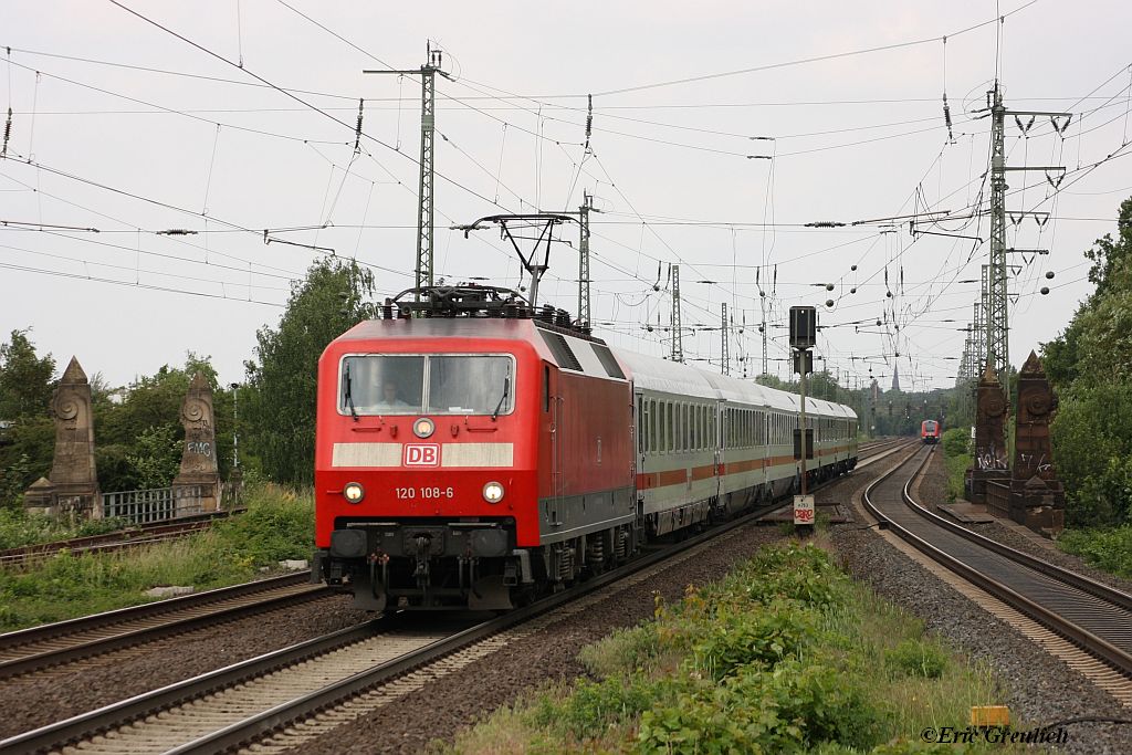 120 108 am 29.05.2011 in H-Bismarckstrae mit einem IC nach Frankfurt.