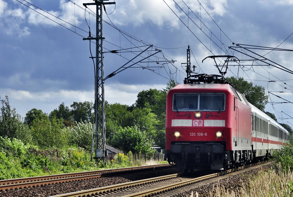 120 108 kommt auf dem Gegengleis aus Richtung Greifswald mit ihrem IC nach Stralsund am 28.08.2010