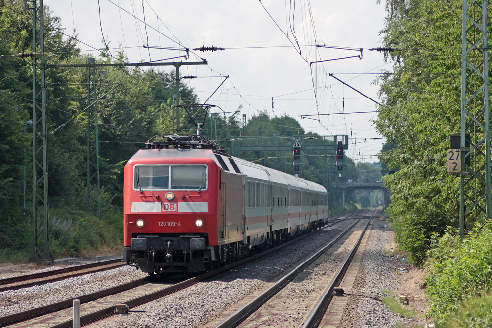 120 109-4 mit dem IC1918 aus Aachen nach Berlin-Sdkreuz in umgekehrter Wagenreihung bei der Durchfahrt in Geilenkirchen, 23.7.10