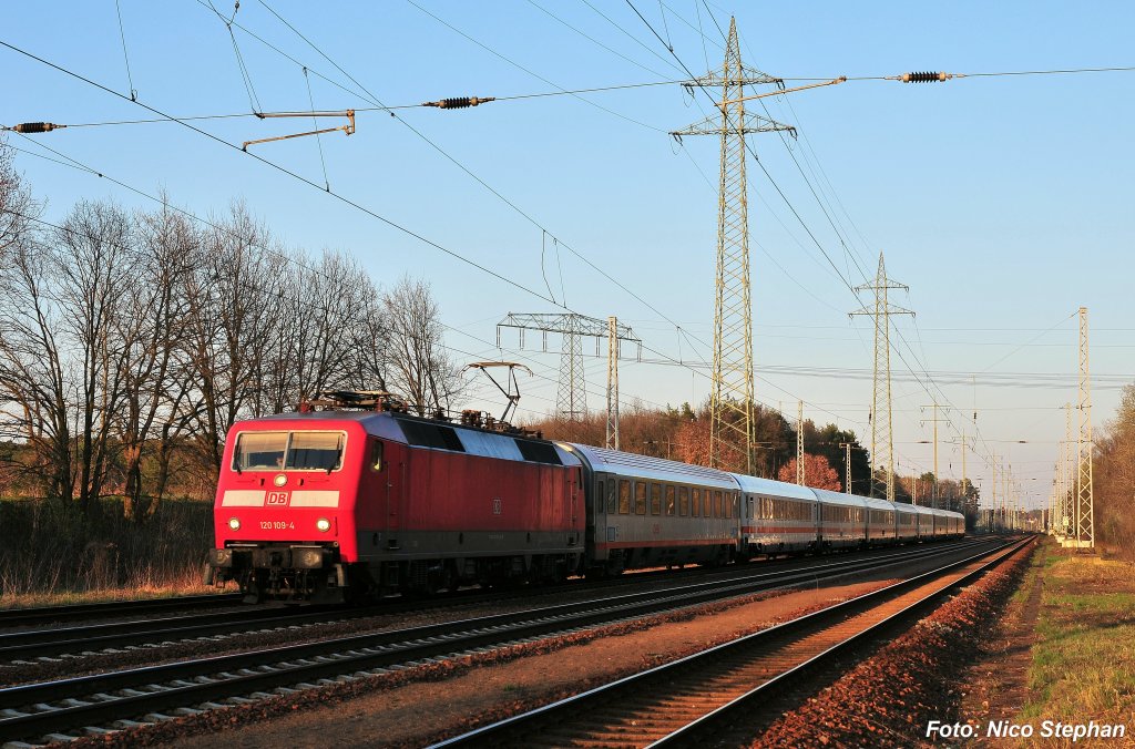 120 109-4 mit einem EC nach Berlin (Diedersdorf 07.04.10) 