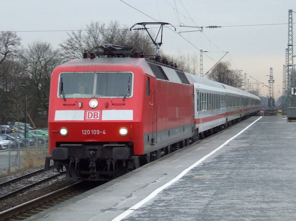 120 109 durchfhrt am 19.03.2010 den Bahnhof Dsseldorf-Benrath aus Richtung Kln mit einem IC.