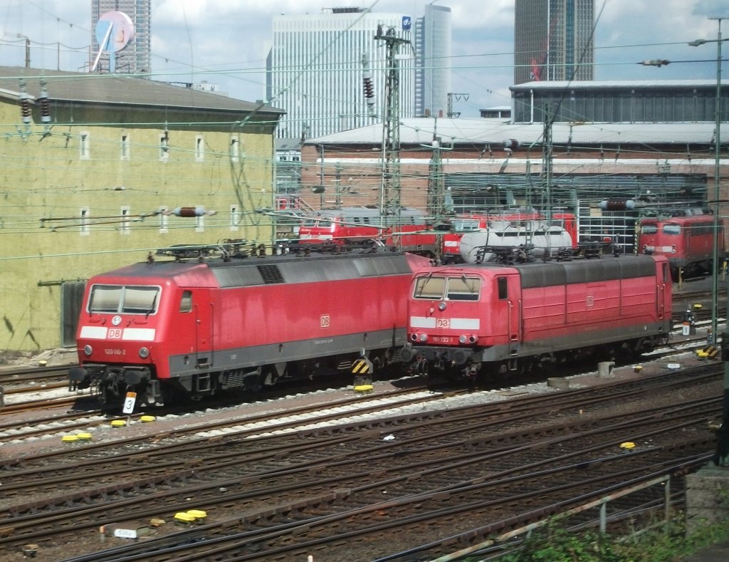120 110 und 181 222 pausieren am 15.August 2011 im Frankfurter BW. Aufgenommen aus dem fahrenden Zug.