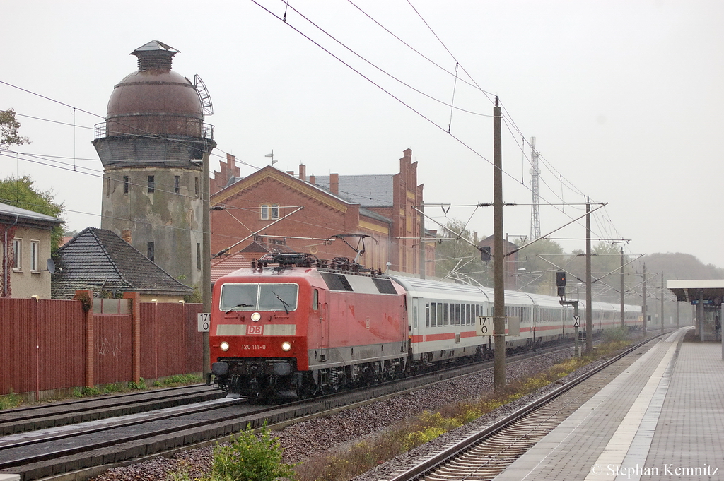 120 111-0 mit dem IC 144 von Berlin Ostbahnhof nach Schiphol (Airport) in Rathenow. 11.10.2011